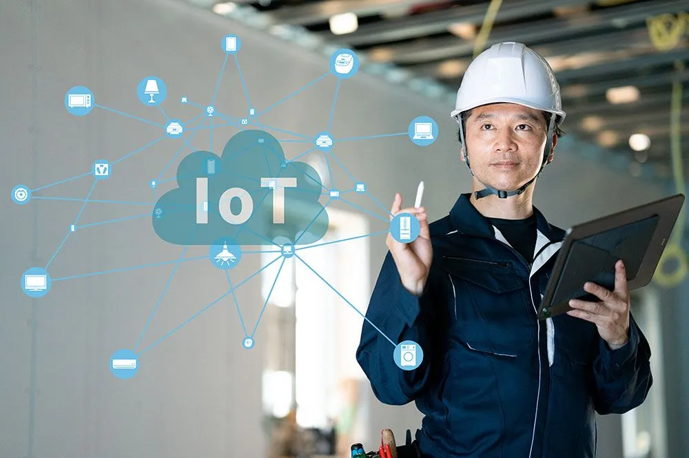 現場でIoT機器を扱う技術者